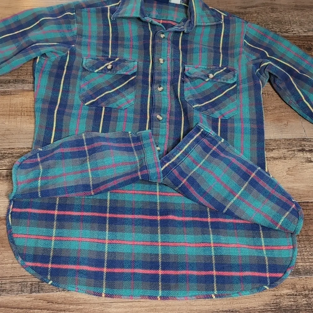 Vintage 70s Levi's Heavyweight Flannel Blue Tag Size Medium in Green and Blue